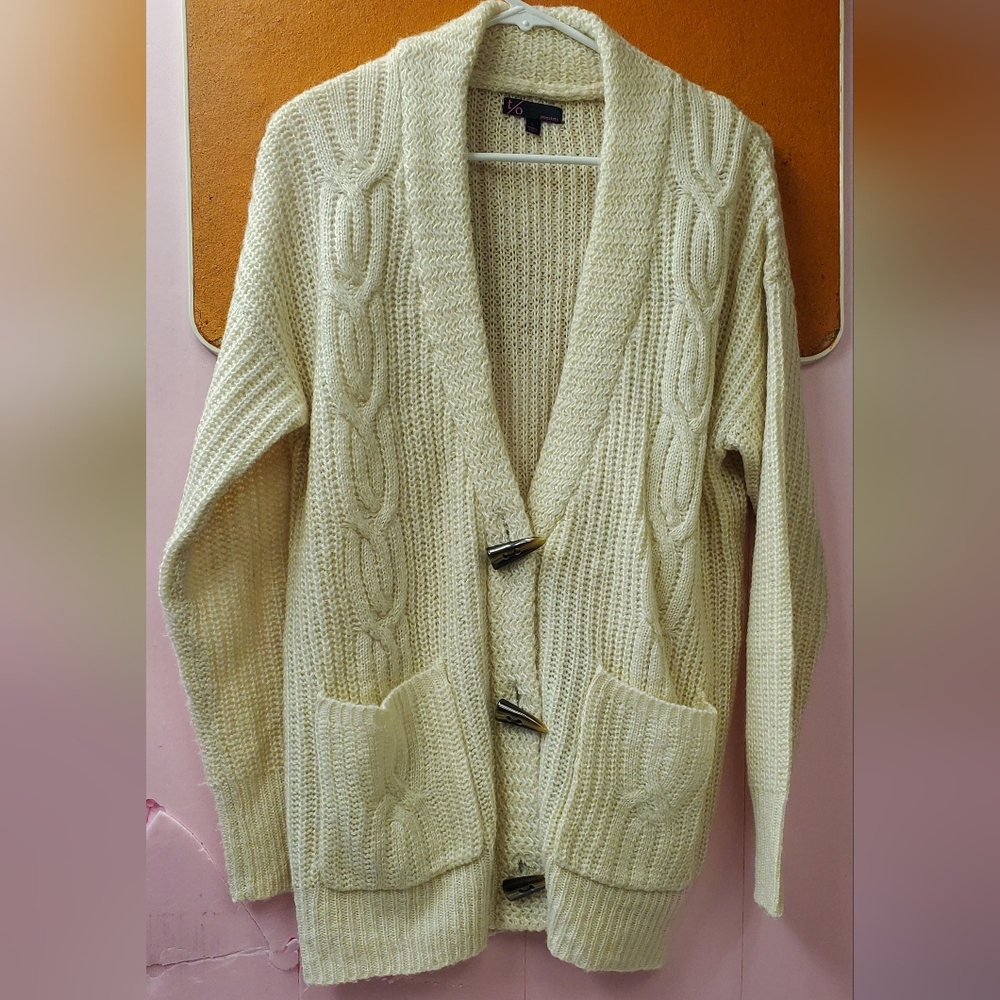 t/o (L) excellent pre owned condition.  3 button sweater. Cream color.